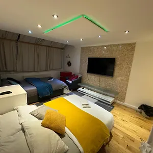 Cozy Near London